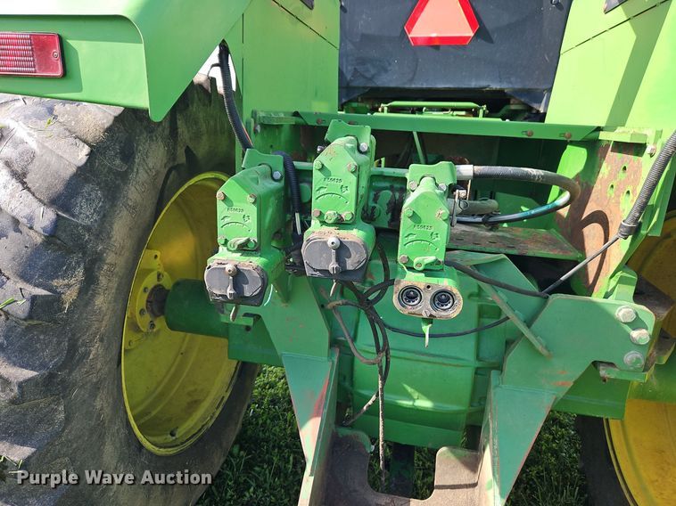 image for item DR8709 1991 John Deere 8560 4WD tractor