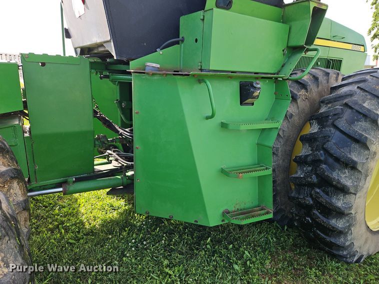 image for item DR8709 1991 John Deere 8560 4WD tractor