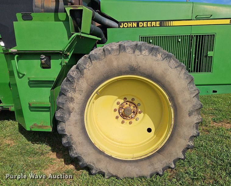 image for item DR8709 1991 John Deere 8560 4WD tractor
