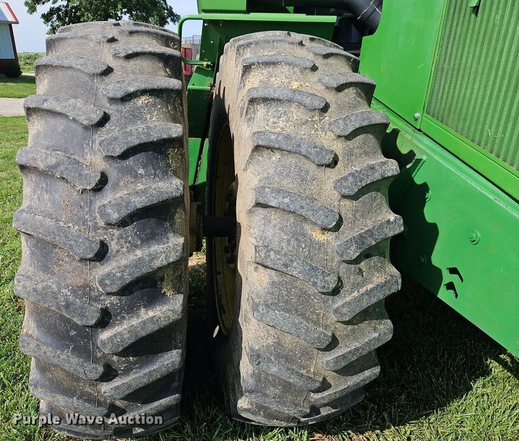 image for item DR8709 1991 John Deere 8560 4WD tractor