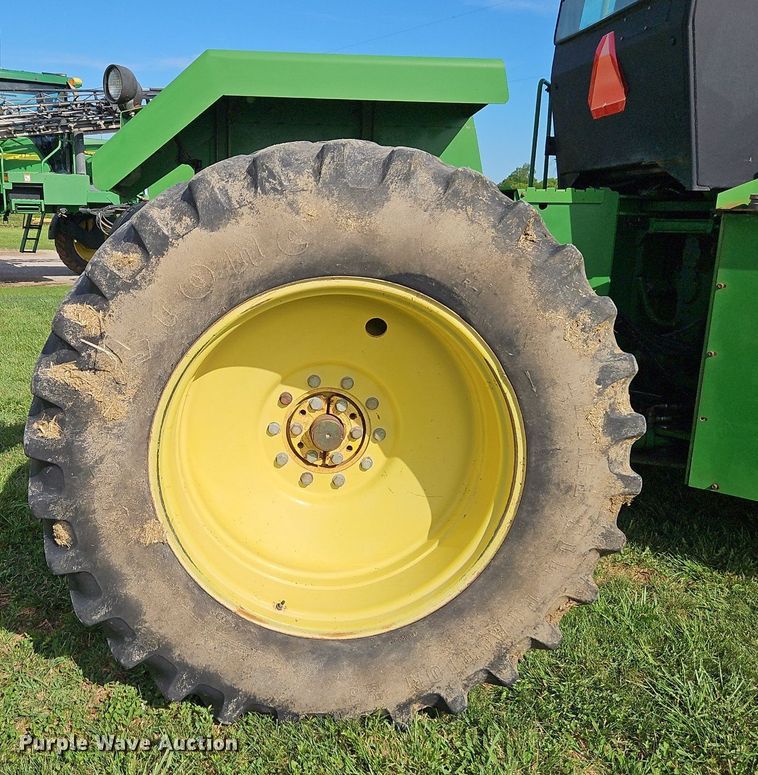 image for item DR8709 1991 John Deere 8560 4WD tractor