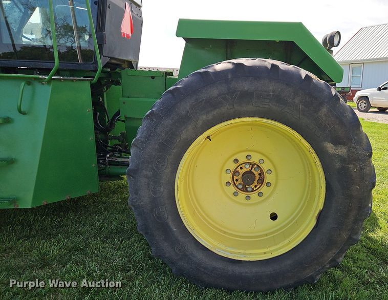 image for item DR8709 1991 John Deere 8560 4WD tractor