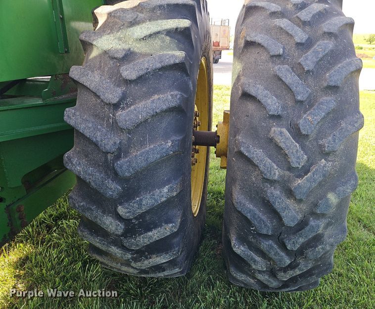 image for item DR8709 1991 John Deere 8560 4WD tractor