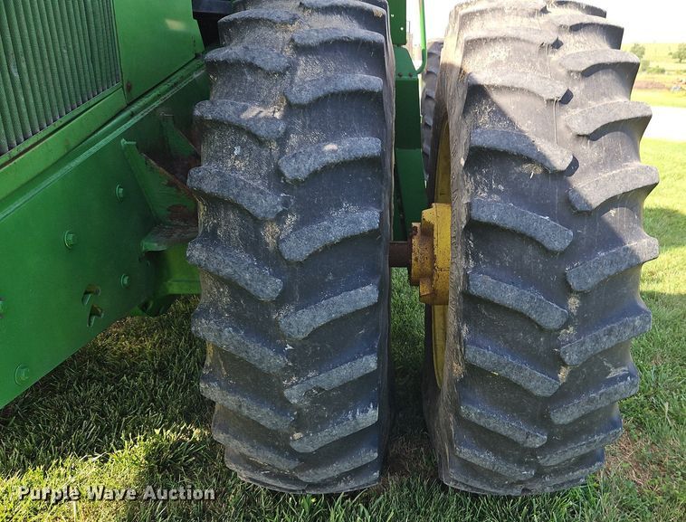 image for item DR8709 1991 John Deere 8560 4WD tractor