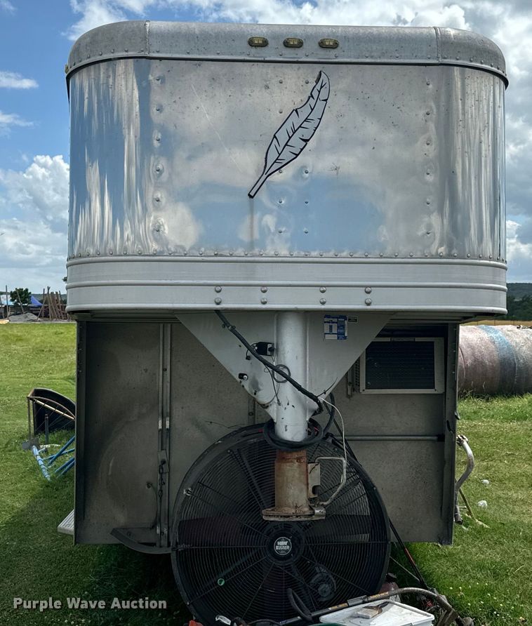 image for item DX0783 2001 Featherlite 9941 horse trailer