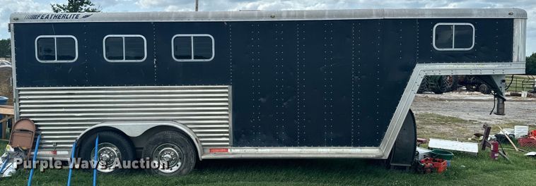 image for item DX0783 2001 Featherlite 9941 horse trailer