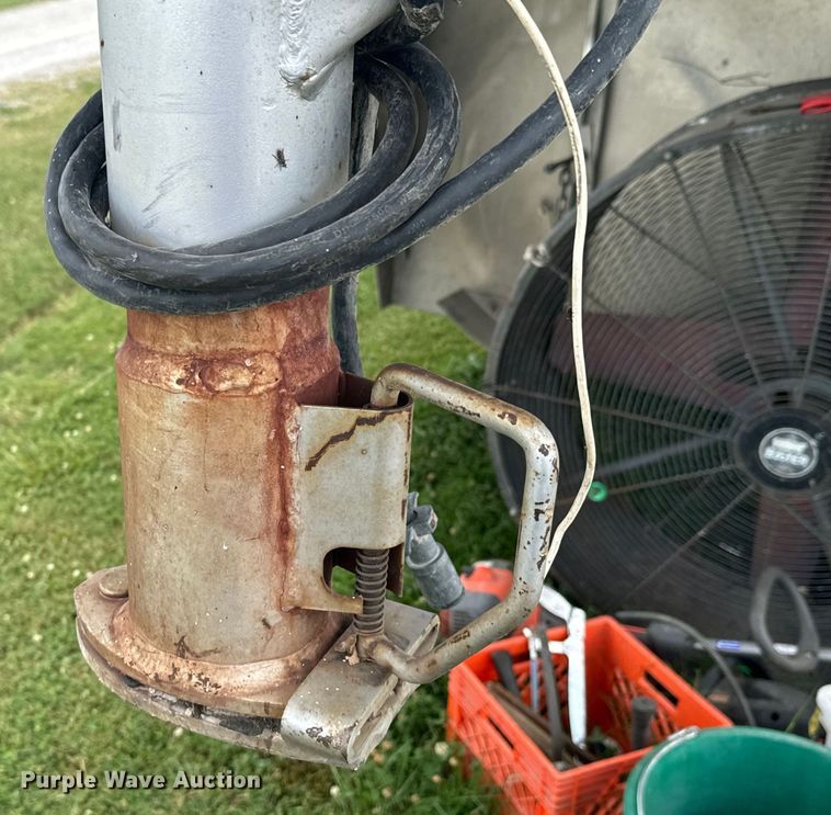 image for item DX0783 2001 Featherlite 9941 horse trailer