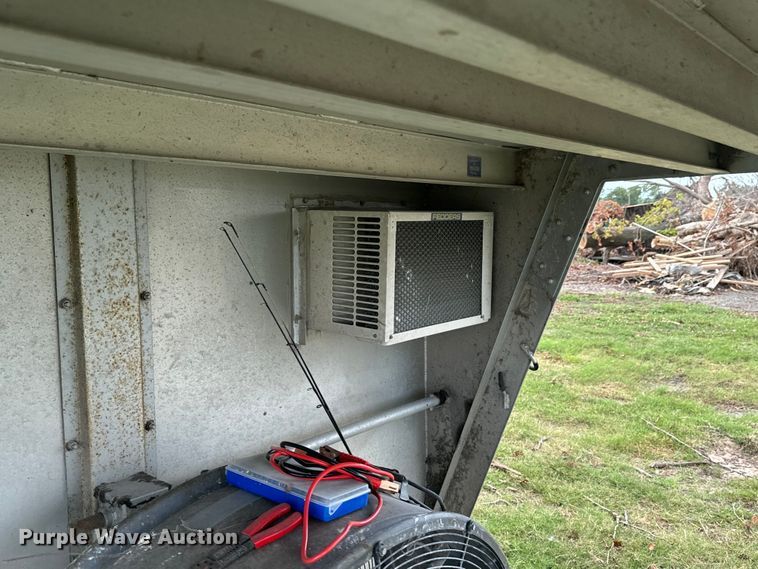 image for item DX0783 2001 Featherlite 9941 horse trailer