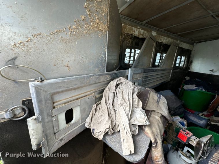 image for item DX0783 2001 Featherlite 9941 horse trailer