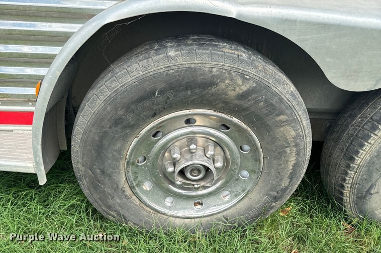 image for item DX0783 2001 Featherlite 9941 horse trailer