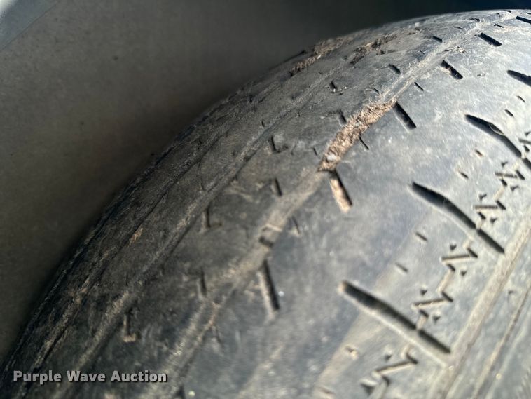 image for item DX0783 2001 Featherlite 9941 horse trailer