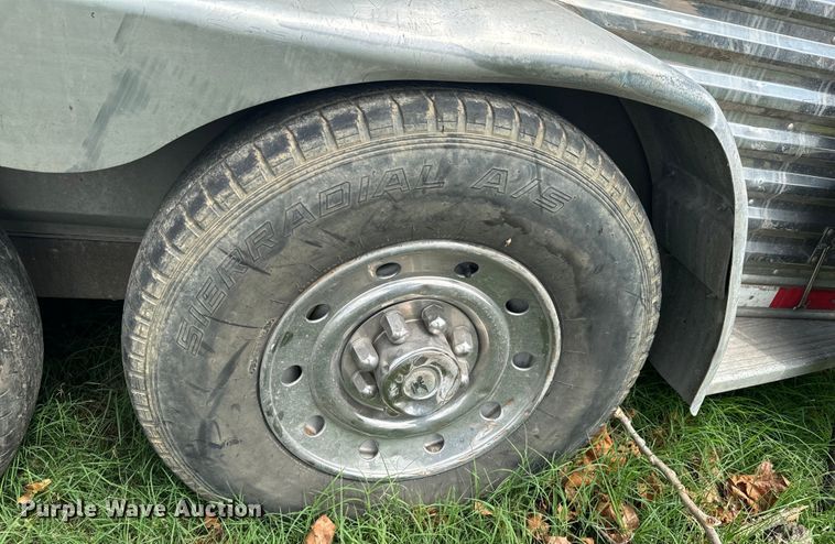 image for item DX0783 2001 Featherlite 9941 horse trailer