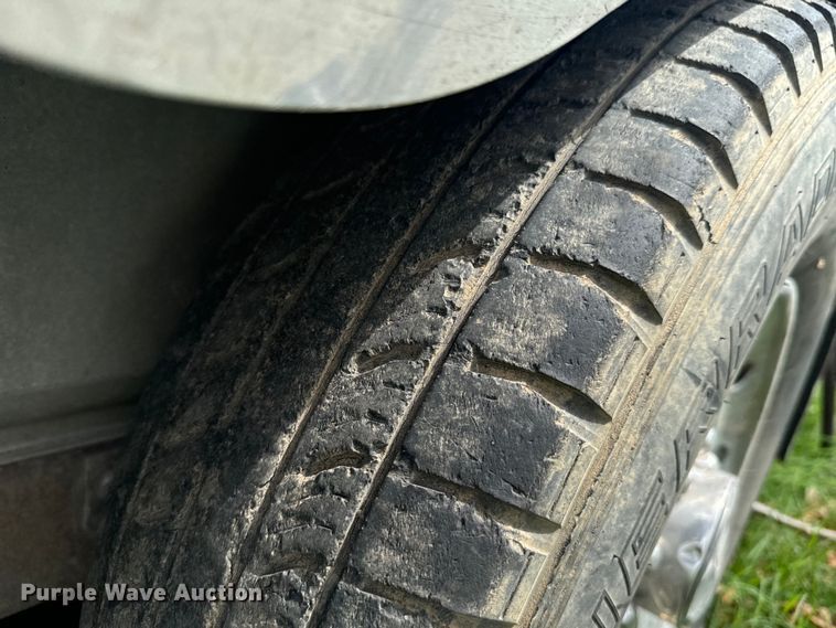 image for item DX0783 2001 Featherlite 9941 horse trailer