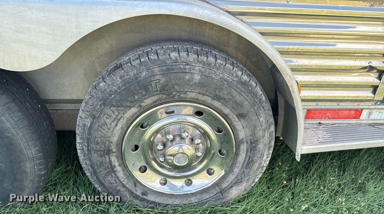 image for item DX0783 2001 Featherlite 9941 horse trailer