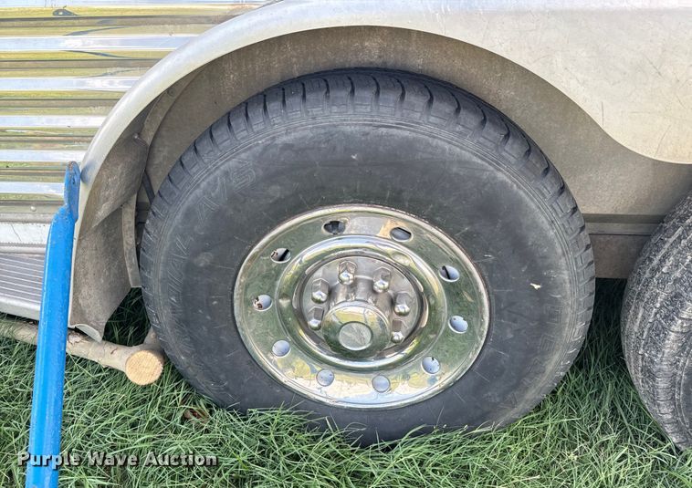 image for item DX0783 2001 Featherlite 9941 horse trailer