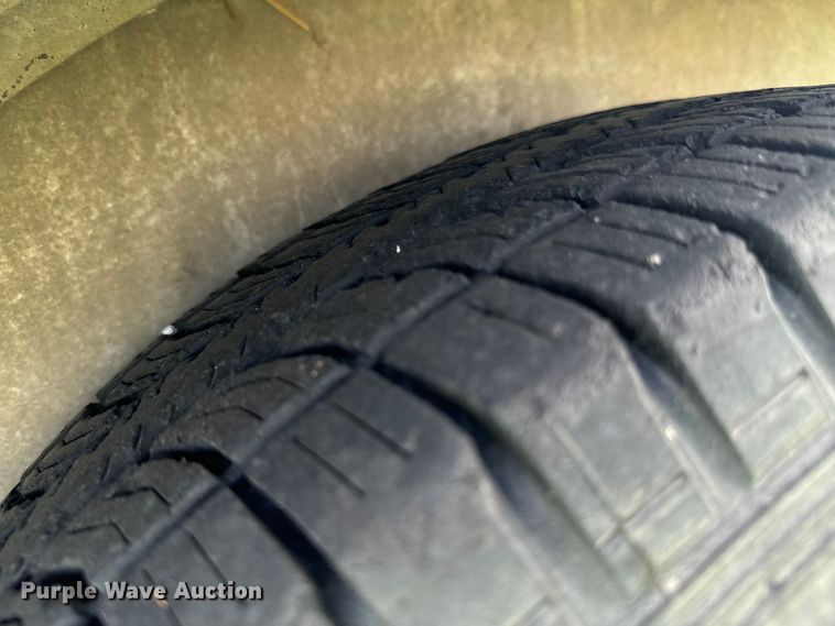 image for item DX0783 2001 Featherlite 9941 horse trailer