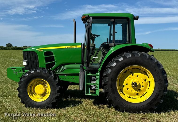 image for item DX0813 2010 John Deere 7130 MFWD tractor