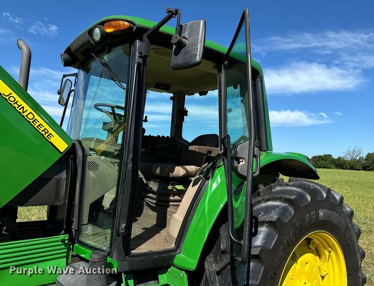 image for item DX0813 2010 John Deere 7130 MFWD tractor