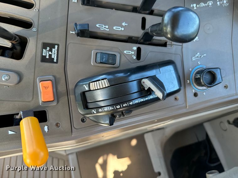 image for item DX0813 2010 John Deere 7130 MFWD tractor