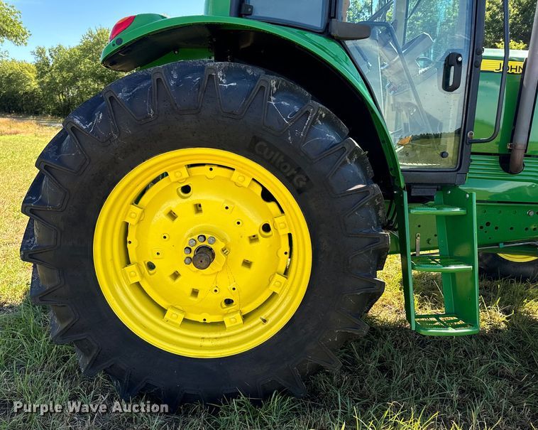 image for item DX0813 2010 John Deere 7130 MFWD tractor