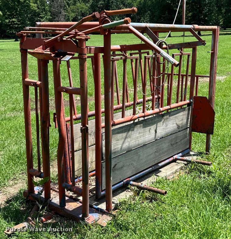 image for item DX0845 Livestock squeeze chute