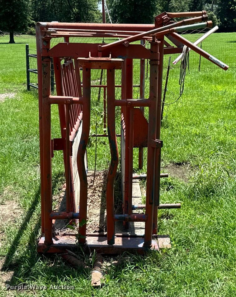 image for item DX0845 Livestock squeeze chute