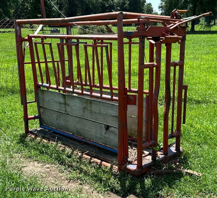 image for item DX0845 Livestock squeeze chute
