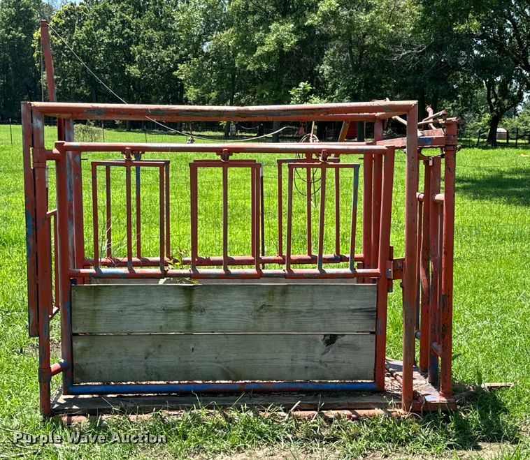 image for item DX0845 Livestock squeeze chute