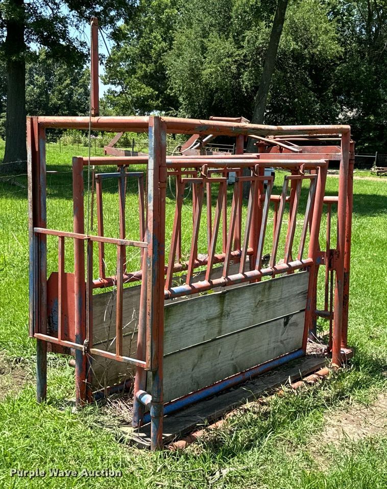 image for item DX0845 Livestock squeeze chute