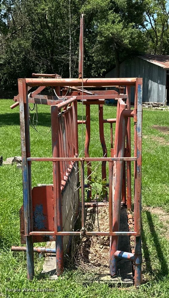 image for item DX0845 Livestock squeeze chute
