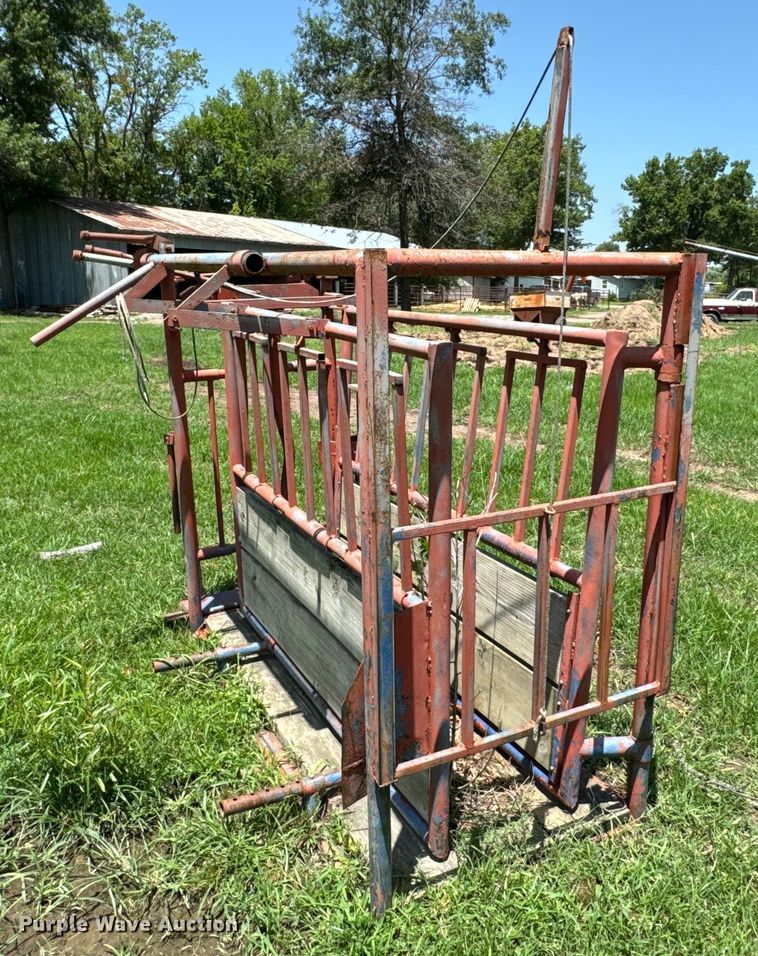image for item DX0845 Livestock squeeze chute