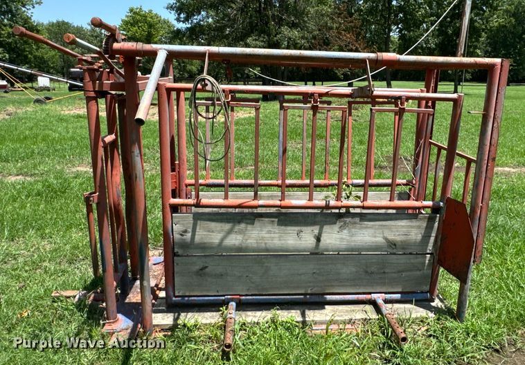 image for item DX0845 Livestock squeeze chute