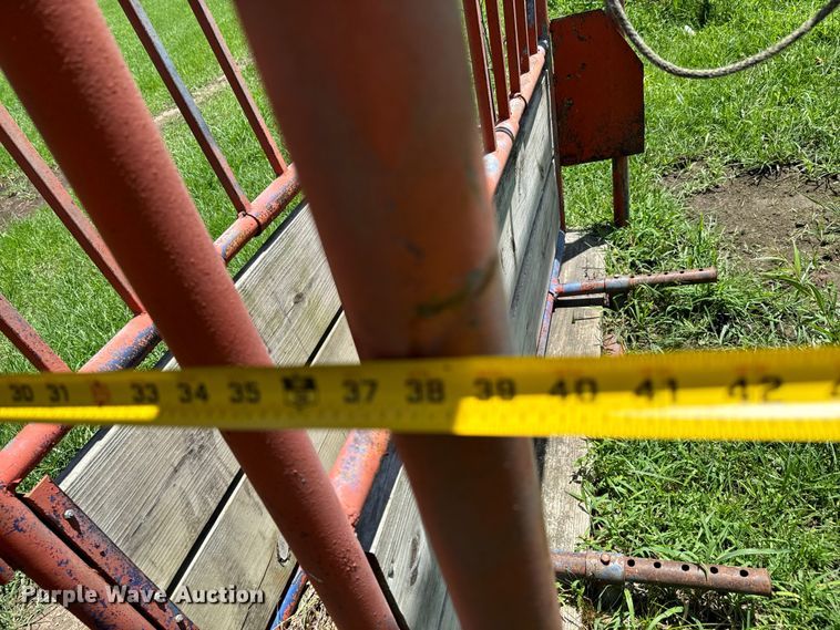 image for item DX0845 Livestock squeeze chute