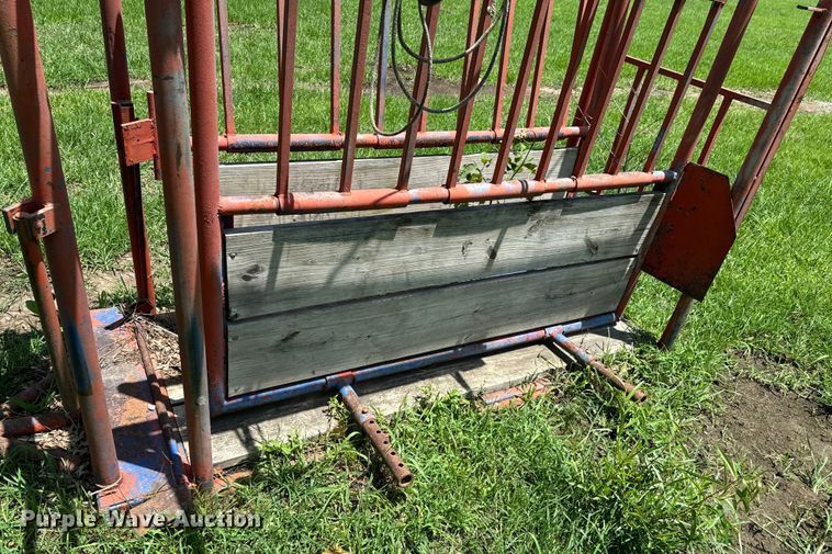 image for item DX0845 Livestock squeeze chute