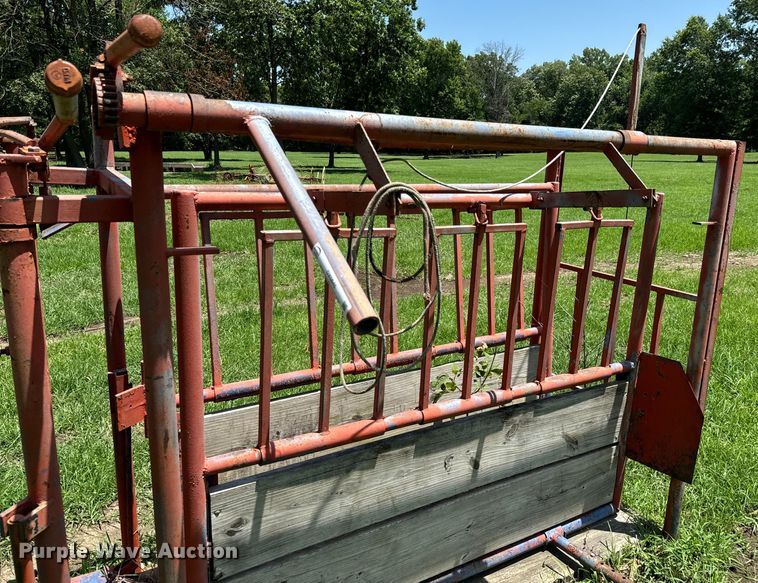 image for item DX0845 Livestock squeeze chute