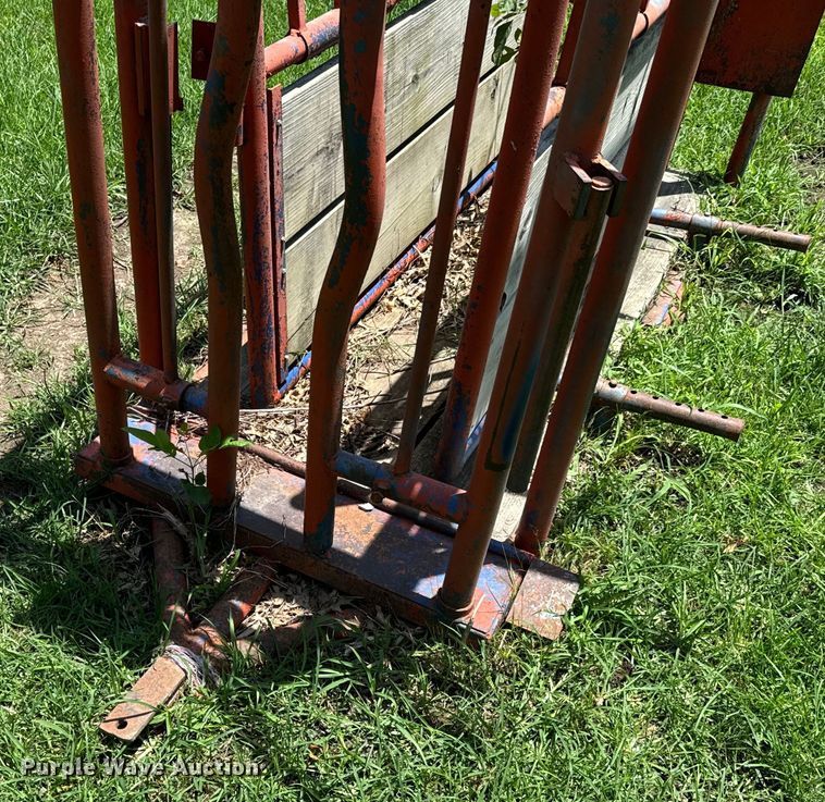 image for item DX0845 Livestock squeeze chute