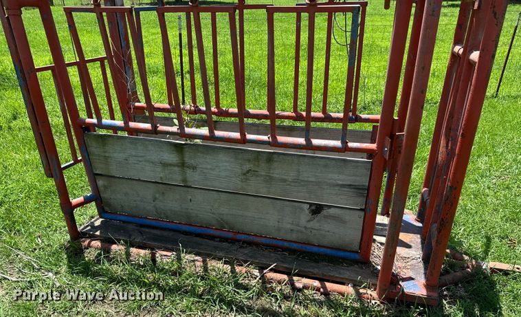 image for item DX0845 Livestock squeeze chute