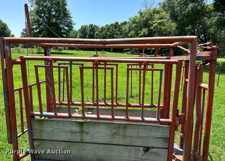 image for item DX0845 Livestock squeeze chute