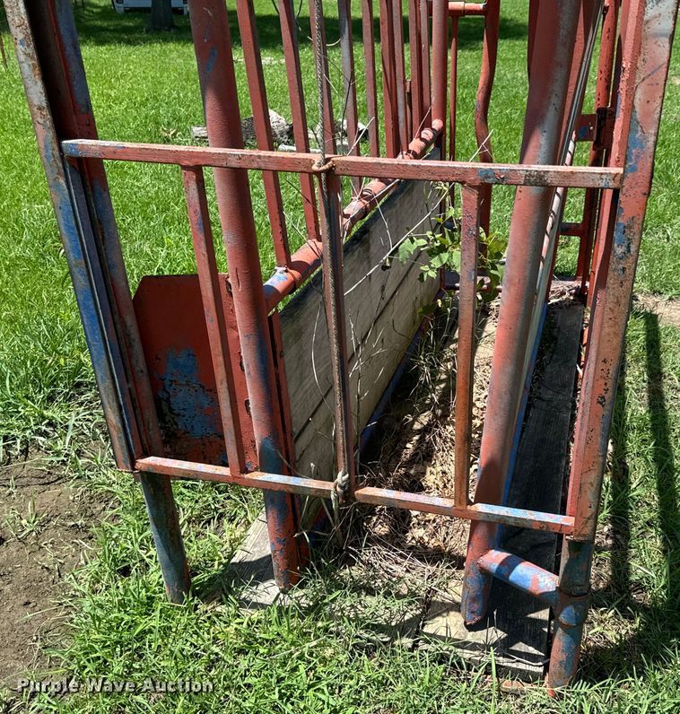 image for item DX0845 Livestock squeeze chute