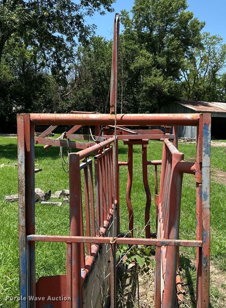 image for item DX0845 Livestock squeeze chute