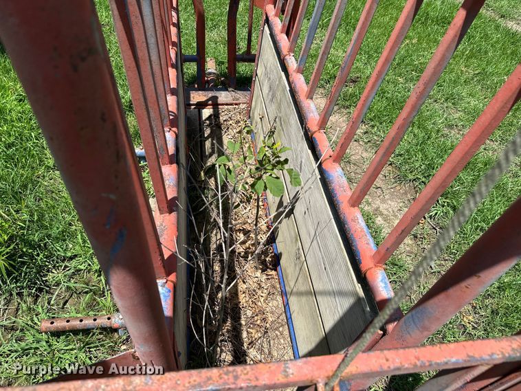 image for item DX0845 Livestock squeeze chute
