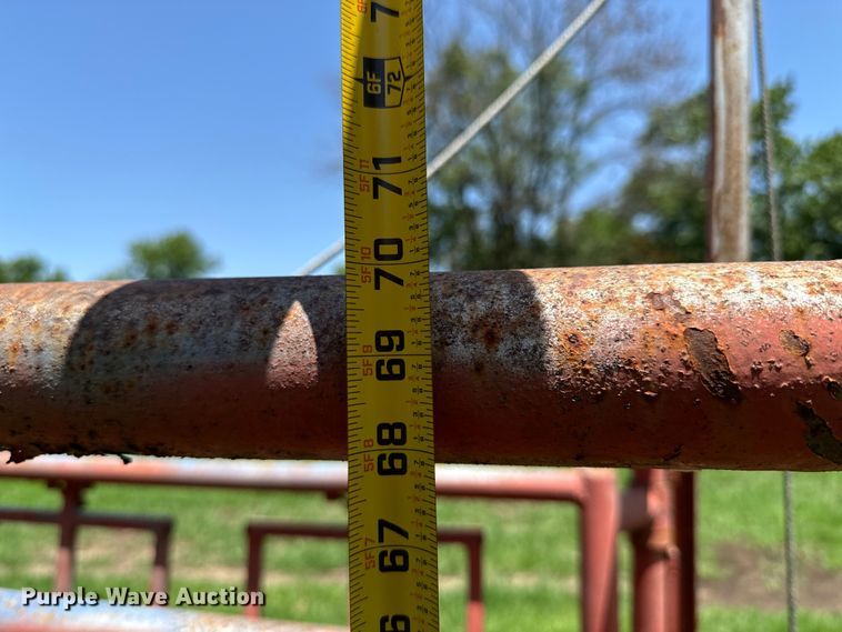 image for item DX0845 Livestock squeeze chute