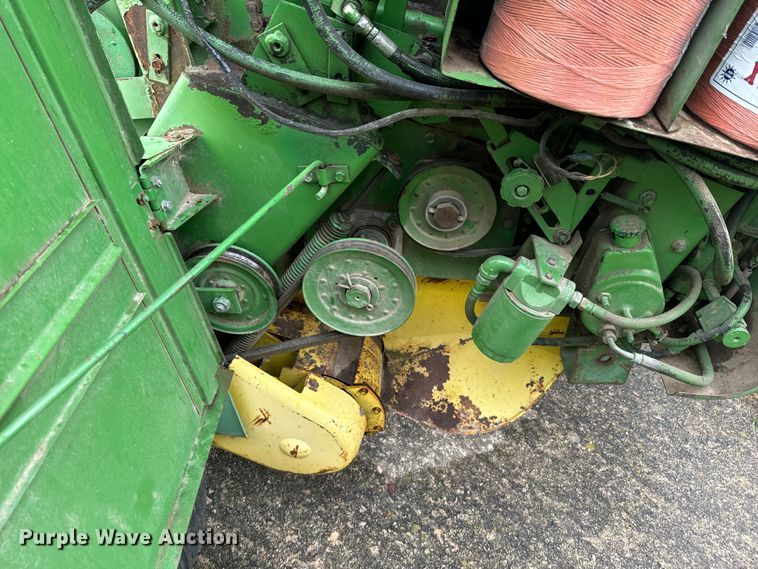 image for item DX0865 1983 John Deere 530 round baler