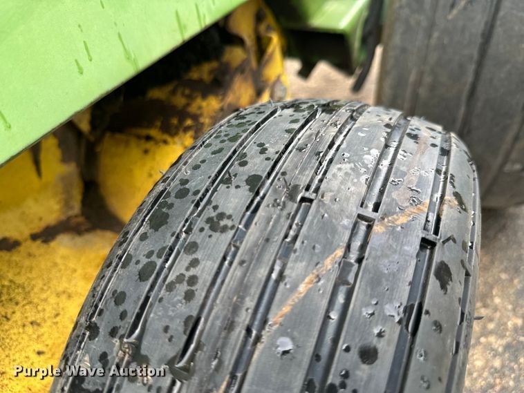 image for item DX0865 1983 John Deere 530 round baler