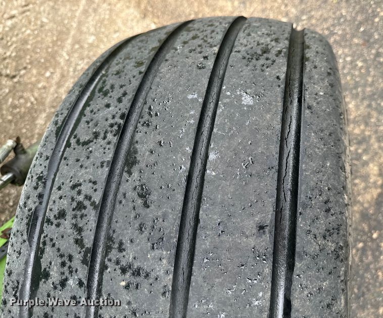 image for item DX0865 1983 John Deere 530 round baler