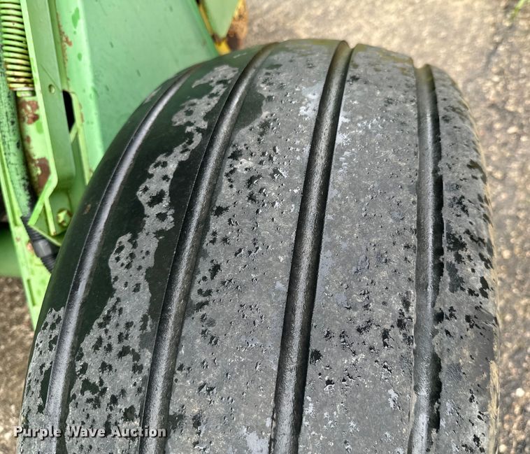 image for item DX0865 1983 John Deere 530 round baler