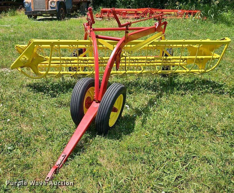 image for item EI3922 New Holland 258 hay rake
