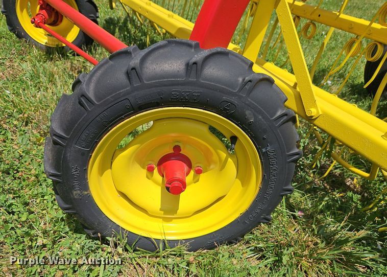 image for item EI3922 New Holland 258 hay rake