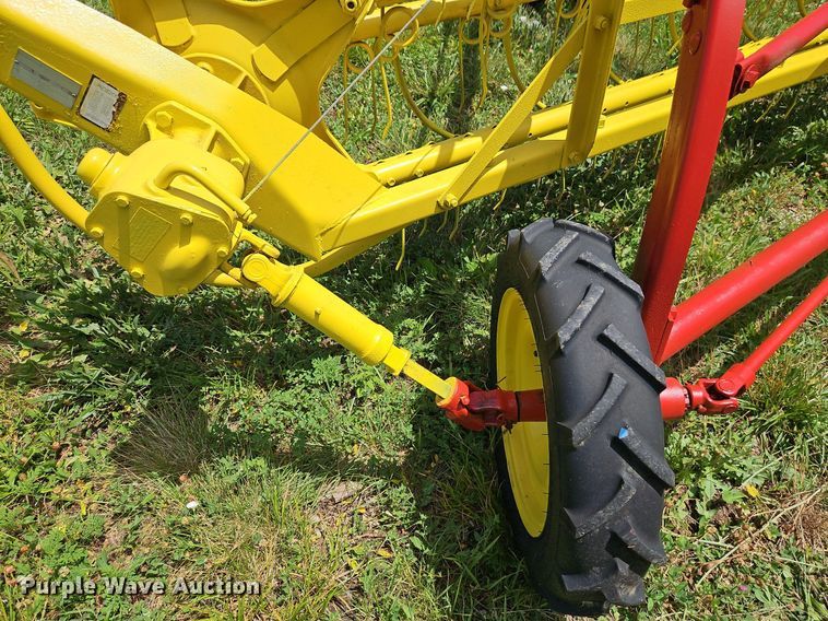 image for item EI3922 New Holland 258 hay rake