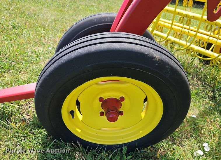 image for item EI3922 New Holland 258 hay rake